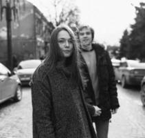 el chico y la chica caminando por una calle de la ciudad foto