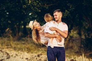 padre, madre e hija en el parque foto