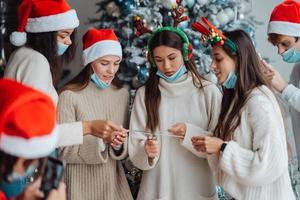 jóvenes multiétnicos celebrando la víspera de año nuevo con bengalas foto