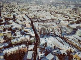 imágenes aéreas de drones. panorama de podil en kiev foto