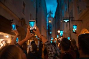 multitud mira con interés la actuación en la calle foto