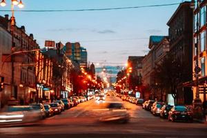 kiev, ucrania - 14 de abril de 2019 vista nocturna de las calles de kiev. alboroto urbano. calle bogdan khmelnitsky foto