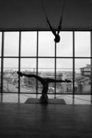 mujer haciendo yoga foto