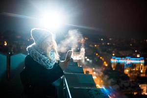 mujer sobre un fondo del paisaje urbano por la noche foto