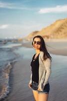 hermosa jovencita posando junto al mar foto