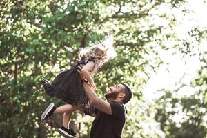 papá y su pequeña hija se divierten y juegan foto