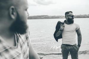 dos hombres barbudos elegantes foto