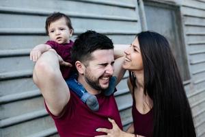 familia joven con un niño foto