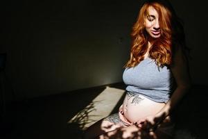 mujer joven embarazada foto