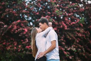 joven pareja feliz enamorada al aire libre foto