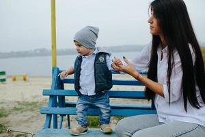 madre e hijo juntos en un banco foto