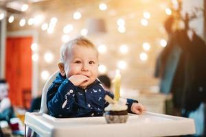 primer cumpleaños de un niño pequeño foto