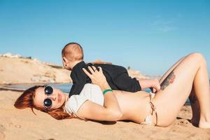 familia feliz - madre e hijo pequeño foto