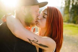 foto hermosa pareja en las montañas ángulo cerrado