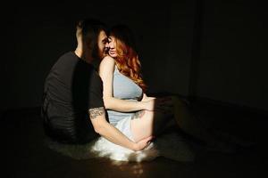 esposo y esposa embarazada foto