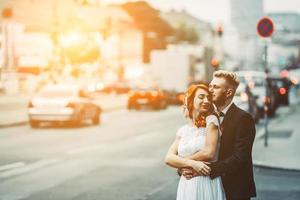 pareja de novios en un edificio futurista foto