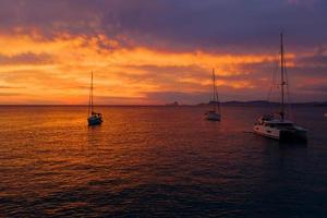 vista aérea desde drones en barcos que se envían al mar, puesta de sol foto