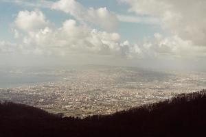 vista aérea desde el lado de las montañas foto