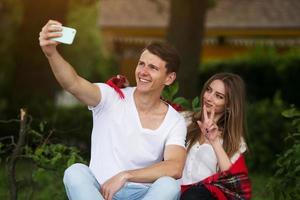 hermosa joven pareja hace selfie foto