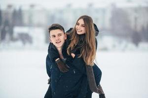 el hombre lleva a su novia en la espalda foto