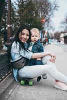 joven madre con su bebé foto