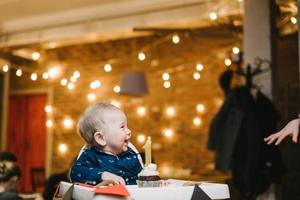 primer cumpleaños de un niño pequeño foto