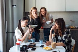 grupo de mujeres en la cocina foto