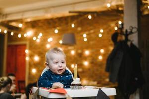 primer cumpleaños de un niño pequeño foto