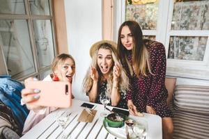 tres chicas en la mesa foto