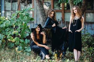 tres mujeres vintage como brujas foto