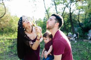 familia joven con un niño en la naturaleza foto