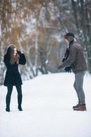 hombre y mujer lanzando bolas de nieve foto