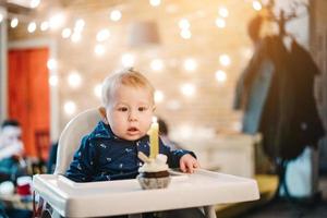 primer cumpleaños de un niño pequeño foto