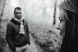 pareja caminando en un parque de invierno foto