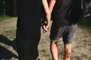 hermosa pareja de pie en un bosque foto