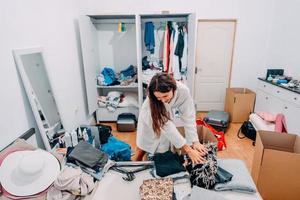 dama guapa dentro de la habitación de un apartamento moderno prepárate para tropezar foto