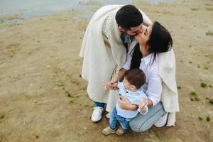 familia joven junta en la naturaleza con un niño pequeño foto