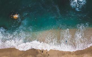 vista aérea desde drones voladores de personas relajándose foto