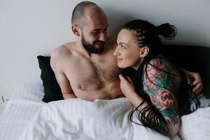 hombre y mujer en la cama foto