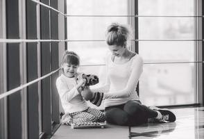 madre e hija jugando con juguetes en el gimnasio foto