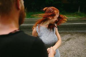 hermosa pareja disfrutando de la vida foto