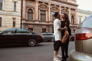 una joven y sexy pareja de amantes posan para una cámara en las calles foto