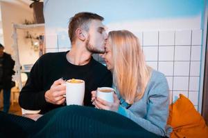 chico con una chica bebe café caliente y té foto