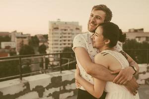 hermosa pareja en la ciudad foto