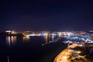 vista aérea del puerto de la ciudad por la noche. foto