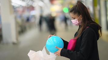 Frau im Einkaufszentrum nimmt Quittung aus Plastiktüte