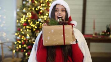 Weihnachtsmädchen mit Geschenk video