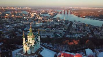 antenne visie van st Andrews kerk met oranje bomen in vallen en stad kiev, Oekraïne Aan horizon video