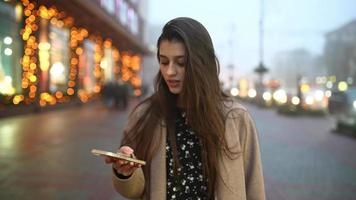 vrouw wandelen Aan bezig straat Bij avond video