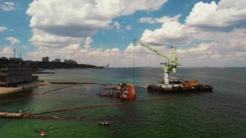 redden schip met kraan hijs- vernield lading schip Bij haven in Odessa video